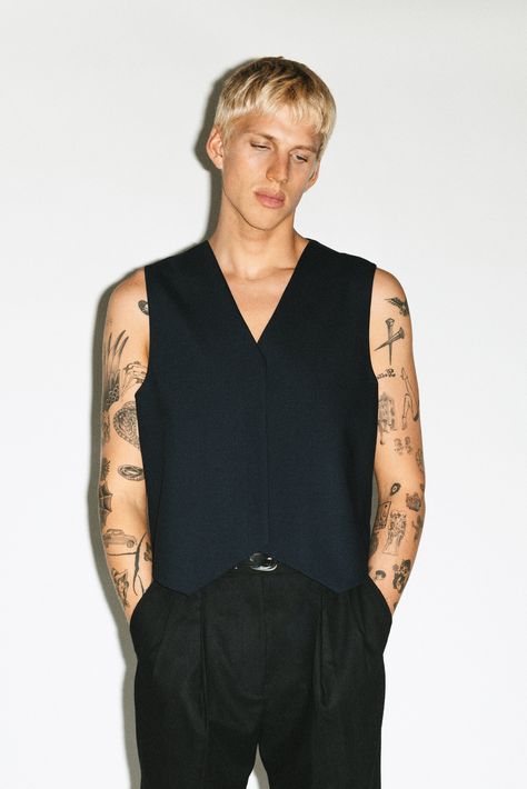 A minimalist suit vest constructed in lightweight wool. Expertly tailored to be worn solo for a rebellious take on traditional 3-piece suiting. Men Vest Outfits Casual Street Styles, Vest Men Outfit, Suit Vest Outfits, Men Vest Outfits, Vest Street Style, Vest Outfits Men, Rave Outfits Men, Bangkok Fashion, Party Outfit Men