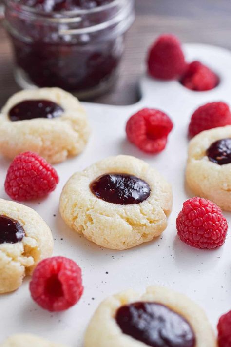 5-Ingredient Raspberry Cheesecake Thumbprint Cookies - Lynn's Way of Life Cheesecake Thumbprint Cookies, Raspberry Cheesecake Cookies, Raspberry Thumbprint Cookies, Favorite Christmas Recipes, Pinwheel Cookies, Easy Christmas Cookie Recipes, Christmas Cookie Recipes, Recipes With Few Ingredients, Nutella Cookies