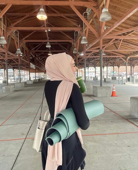 Batul Bazzi, Aesthetic Hijab Outfit, Modest Gym, Modest Gym Outfit, Hijab Designs, Hijabi Aesthetic, Gym Fits, Minimal Outfit, Hijab Fashion Inspiration