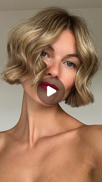 256K views · 9.1K likes | 💫 𝙻𝚘𝚞𝚒𝚜𝚊 𝙼𝚊𝚣𝚣𝚞𝚛𝚊𝚗𝚊 💫🔮 on Instagram: "Easy Waves for Short Hair 💖" Short Hair With Big Curls, Dua Lipa Short Hair, Bob Waves Tutorial, How To Bend Wave Short Hair, Short Hair Natural Waves, Short Hair Hollywood Waves, Short Waved Hair, Heartless Waves Short Hair, Short Bob Waves Tutorial