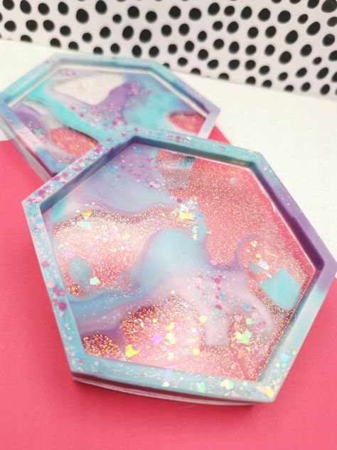 Resin Trinket Tray Ideas, Resin Trinket Dish, Resin Trinket Tray, Resin Pours, Gemstones Rings, Jewellery Dish, Epoxy Art, Pink Stuff, Trinket Trays