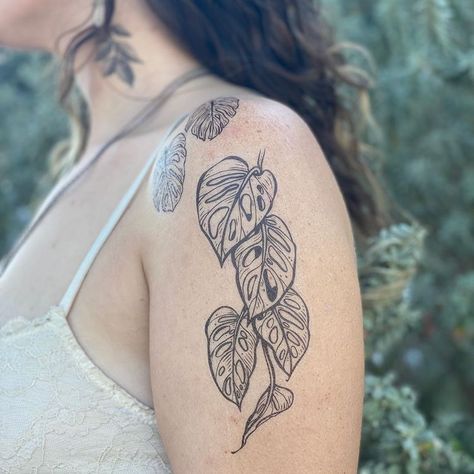 TEMPORARY TATTOOS (@naturetats) • Instagram photos and videos Monstera Vine, Hippie Tattoos, Jungle Vines, Couple Tat, Hippie Tattoo, Trendy House, Tropical House Plants, Monstera Adansonii, Green Jungle