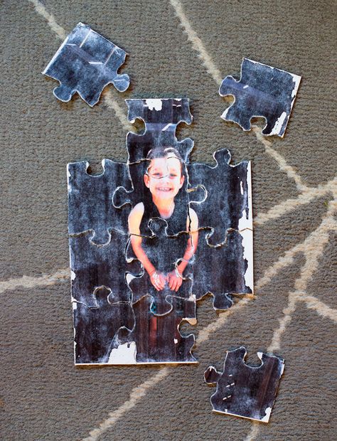 Making your own photo puzzle is easy (and so cheap you won't believe it) Diy Puzzles For Adults, Diy Picture Puzzle, Puzzle Decorations, Laminator Crafts, Fun Homemade Gifts, Homemade Gifts For Friends, Diy Stocking Stuffers, Diy Stockings, Make Your Own Puzzle