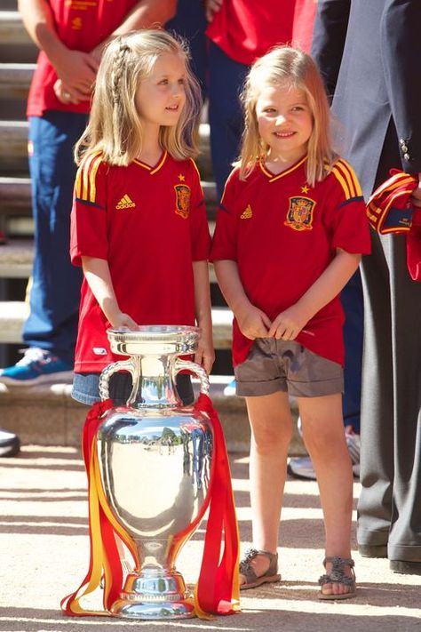 Leonor And Sofia, Princess Leonor And Infanta Sofia, Sibling Duo, White Mary Jane Shoes, Princess Eugenie And Beatrice, Sofia Of Spain, Pink And Green Dress, Royal Family Trees, Family Christmas Card Photos