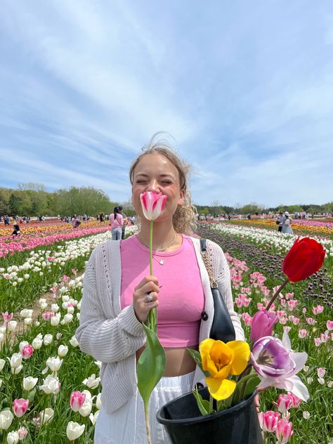 summer outfit inspiration. Flower bouquet aesthetic at tulip farm. summer sunshine and summer girl outfits Spring Outfits Tulips, Tulip Farm Outfit Cold, Tulip Farm Outfit Ideas, Keukenhof Gardens Outfit, Tulip Field Photos, Tulip Festival Outfit Ideas, Tulip Girl Aesthetic, Tulip Field Pictures, Amsterdam Photo Ideas Summer