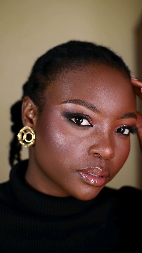 Beautiful, bold makeup with smoky glitter eye Smoky Glitter Eye, Soft Editorial, Blended Eyeshadow, Inner Confidence, Blending Eyeshadow, Glitter Eye, Nude Lips, Smoky Eyes, Dark Skin Beauty