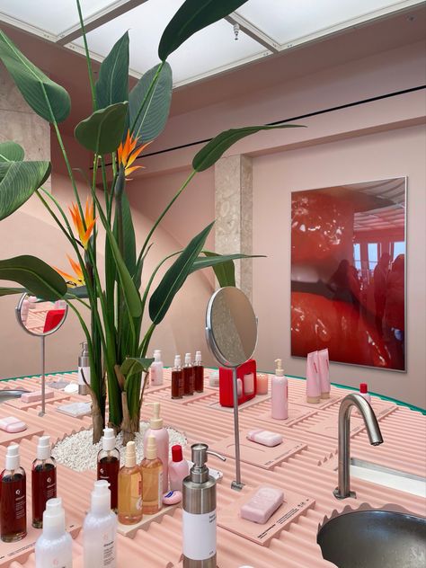 Minimal Pop Up Store, Glossier Pop Up Store, Glossier Store Aesthetic, Pop Up Store Aesthetic, Glossier Display, Glossier Aesthetic Wallpaper, Glossier Miami, Pop Up Aesthetic, Glossier Shop