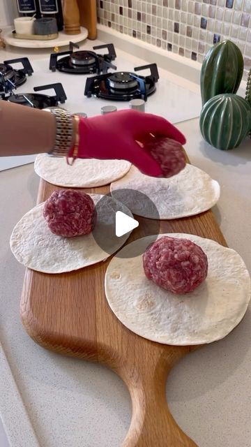 Keto Made Easy on Instagram: "Say “YES” if you would eat this 😋 Use Low carb tortillas Credit 🎥 @hemsirenin_blogu Follow them for this recipes and more ❤️ - 💁 Did you know? 💡 If you want to lose several lbs in the first week alone with ketolifestyle. You can click link in our bio to get Everything You Need for keto Success. Just imagine… 28 days from now, you will have successfully completed the Keto Challenge. With 4-week Keto plan, 7 guide books, and 3 bonus guides. You’re never left to figure things out on your own. >>> LINK IN BIO 🙌🏼 @keto_guide_ Not only will you feel a huge sense of accomplishment, you’ll: ▪️Be lighter and thinner (it’s not uncommon to lose 20+ lbs!) ▪️Have more energy than you’ve felt in years. ▪️Be sleeping better and feeling more rested when you wake up. ▪️N Low Crabs Meals Easy, Low Carb Recipes Videos, Low Carb On The Go, Meatball Wraps, Simple Keto Recipes, Keto Guide, Pain Pita, Keto Success, Simple Keto