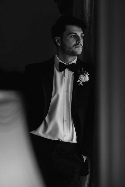 Wedding Photo Ideas For Groom, Black Wedding Photo Ideas, Groom And Best Man Photos, Fun Wedding Day Photo Ideas, Wedding Groom Photography, Groom Only Photos, Black And White Wedding Simple, Black Tie Wedding Photography, Groom Tuxedo Wedding Classy