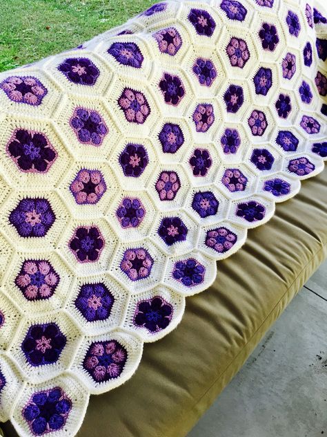 Hexagonal African Daisy crocheted afghan Crochet Hexagons, African Daisy, African Flowers, Crochet Hexagon, Flower Crochet, Crochet Motif, Crochet Afghan, Crochet Flowers, Crochet Blanket