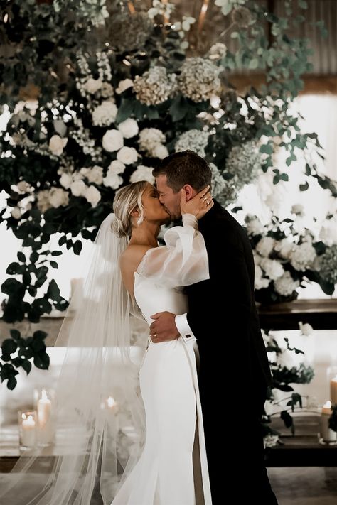 Wedding Day Bride Pictures, No First Look Wedding Photo Ideas, Wedding Alter Photos, Wedding Photo Inspo Ceremony, Bride And Groom Kissing At Alter, Wedding Photography Timeless, Romantic Wedding Photos Aesthetic, Wedding Inspiration Photos, Classic Wedding Vibes