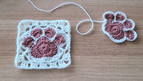 Crochet Paw Square Blanket Free Pattern + Video Paw Granny Square, Crochet Dog Paw, Paw Crochet, Square Crochet Blanket, Granny Square Crochet Patterns Free, Crochet Dog Patterns, Paw Pattern, Crochet Easy, Crochet Blanket Designs