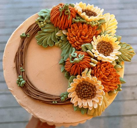 Fall Birthday Cake Decorating Ideas, Fall Lambeth Cake, Pumpkin Spice Birthday Cake, Fall Cakes Ideas, Cake Designs Fall, Spice Birthday Cake, Fall Decorated Cakes, Thanksgiving Cake Ideas, Fall Theme Cakes