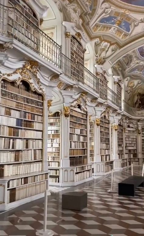 Old Money Library Room, Big House Library, Huge Home Library, Old Money Bookshelf, Royal Library Aesthetic, Grand Library Aesthetic, Belles Library Aesthetic, Big Library In House, Royal Aesthetic Library