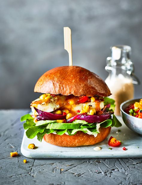 Halloumi Sandwich Recipes, Halloumi Bbq Recipes, Halloumi Kebab, Vegetarian Recipes Halloumi, Halloumi Burger Recipes, Vege Burgers, Halloumi Burger, Peri Peri Sauce, Classic Burger