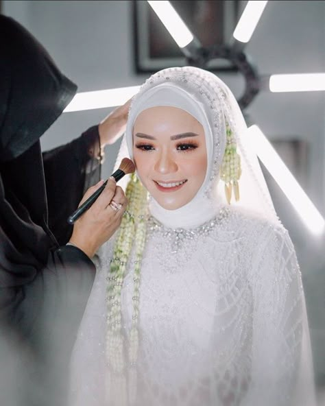 Make Up Akad Nikah Hijab, Akad Nikah Jawa, Wedding Makeup Hijab, Akad Nikah Dress, Pose Foto Pernikahan, Makeup Pengantin Muslim, Make Up Pengantin Hijab, Makeup Akad, Wedding Preparation Photos