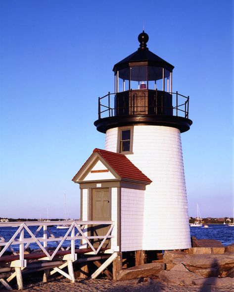 4 Day Trips from NYC for When You Need a City Escape | L'Essenziale Things To Do In Nantucket, Brant Point Lighthouse, Day Trip To Nyc, Narragansett Rhode Island, Harbor Lights, American Colonies, Point Light, Concrete Building, Summer Destinations