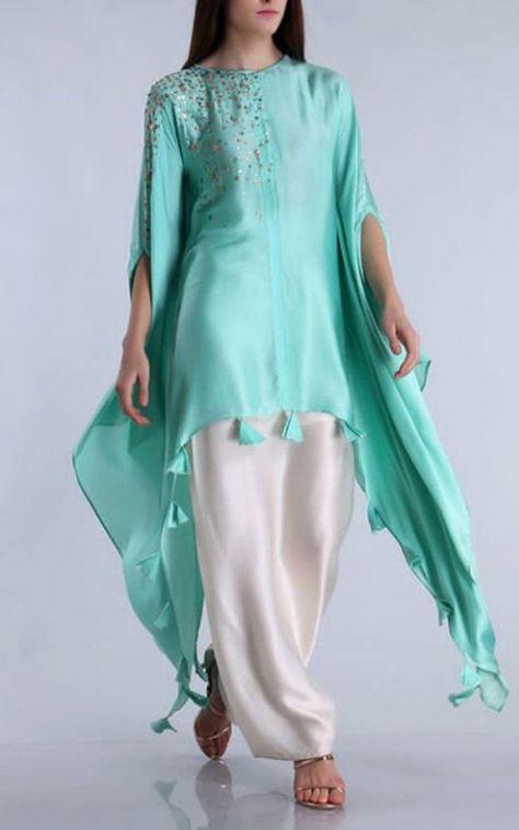 Orang India, Silk Kurti Designs, Kurti Dress, Attractive Dresses, Kaftan Designs, Embroidered Kurti, Silk Kurti, Designer Kurti Patterns, Gaun Fashion