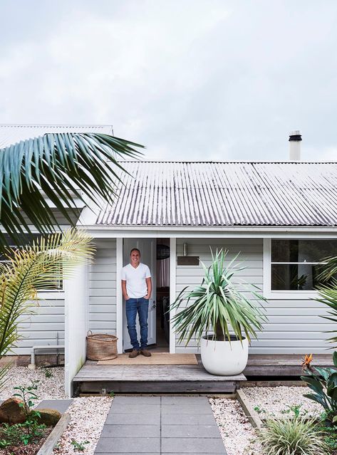 A cottage on a former dairy-turned-mango farm in the Byron Bay hinterland has been turned into a luxurious holiday escape known as The Bails that is available for bookings throughout the year. Airbnb Investment, Byron Bay House, Mango Farm, Farm Homes, Byron Bay Beach, Beach Shacks, Weatherboard House, Aesthetic Architecture, Studio Loft