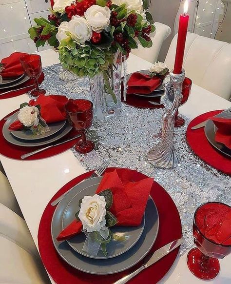 Dinner Charger Plates, Red And Silver Christmas Table Decor, Silver And Red Christmas Table, Valentines Table Decor, Table Setting Etiquette, Fancy Napkin Folding, Beautiful Dining Table, Dining Room Design Ideas, Crockery Design