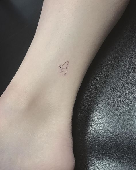 East Iz on Instagram: “✏️ #butterfly #butteflies #butterflyofinstagram #singleneedle #singleneedletattoo #fineline #finelinetattoo #therecanbeonlyoneneedle Taking…” Mini Butterfly Tattoo Simple, Single Needle Butterfly Tattoo, Tiny Butterfly Tattoo Simple, Single Butterfly Tattoo, Butterfly Tattoo Ankle, Small Butterfly Tattoo On Wrist, Butterfly Ankle Tattoo, Tiny Butterfly Tattoo, Single Butterfly