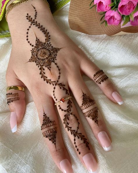 Tattoo studio Life Line Vines Mehndi Design, Henna Designs Leaves, Vine Henna Designs, Leaves Mehndi Design, Vine Henna, Henna Vines, Fingers Henna, Mehendi Tattoo, Mehndi Tutorial