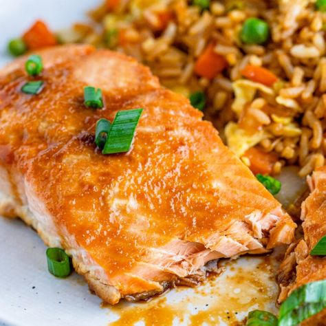 This Asian-Baked Salmon with Veggie Fried Rice recipe is perfect for weeknights! This quick and flavorful dish is done in about 30 minutes! Asian Baked Salmon, Veggie Fried Rice Recipe, Tropical Rice, Rice Bake Recipes, Love Bakes Good Cakes, Good Cakes, Side Dishes For Salmon, Veggie Fried Rice, Flaked Salmon