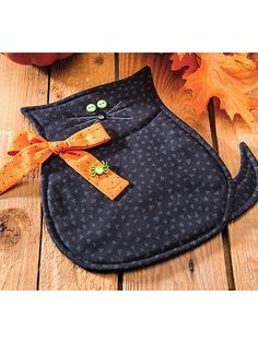 Scaredy-Cat Pot Holder Pattern Annie's e-pattern central pot holders Sewing Table Ideas, Pot Holder Pattern, Halloween Sewing, Mug Rug Patterns, Quilted Potholders, Fall Sewing, Craft Books, Potholder Patterns, Adornos Halloween