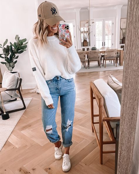 Tan Cap Outfits For Women, Medium Jeans Outfit, Sweater With Ripped Jeans Outfit, Fall Mom Jeans Outfit Casual, Cream Sweater Outfit Fall, Mom Jean Sweater Outfit, Neutral Baseball Cap Outfit, White Sweater Jeans Outfit, Cream Cap Outfit