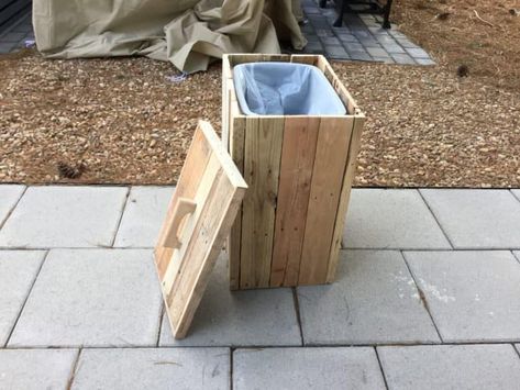 We built this modified Outdoor Pallet Wood Trash Can shell to hold a 13-gallon trash can. It is a great way to keep the can secure and hide those unsightly plastic kitchen cans, too. Wooden Trash Bins Outdoor, Wood Trash Can Holder, Trash Can Ideas, Pallet Organization Ideas, Outdoor Garbage Storage, Wooden Trash Can, Wood Trash Can, Can Ideas, Pallet Pictures