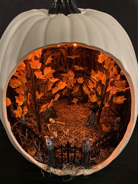 Halloween Scene Pumpkin Carving, Diy Light Up Halloween Decorations, Halloween Cloche Ideas Dollar Tree, Pumpkin Diorama Diy, Pumpkin Diorama Ideas, Diy Pumkin Decoration, Terrarium Ideas Halloween, Pumpkin Diorama Halloween, Cemetarium Diy