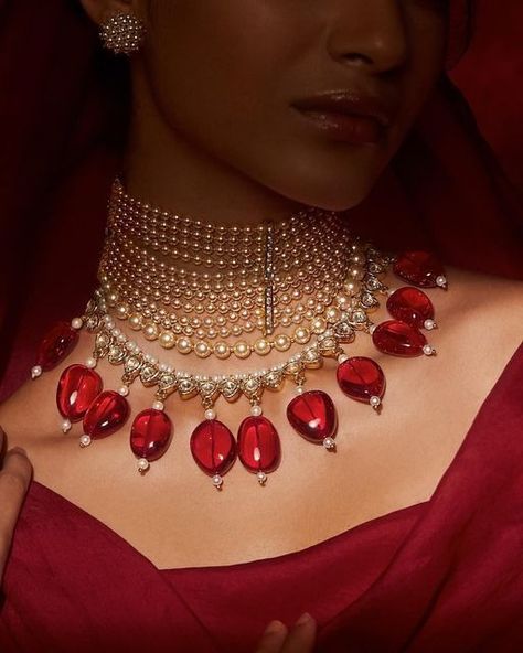 Style Your Gorgeous Bridal Jewellery Exquisitely With Your Bridal Outfits! - SetMyWed Pearl Bridal Jewelry Indian, Tarun Tahiliani Jewellery, Indian Pearl Jewellery, Indian Choker Necklace Set, Modern Indian Jewelry, Ruby Choker, Bridal Jewelry Indian, Vintage Indian Jewelry, Travelling Abroad