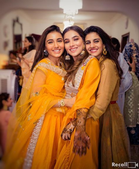 Fashion & Beauty Influencer Aaliya Of The Image Code Got Married. Pictures Here! #shaadiwish #indianwedding #celebritywedding #muslimwedding #muslimbride #bridalwear #bridesmaids #bridesmaidsoutfits #bridesmaidsphotoshoot #aaliyanensey #fashionblogger Married Pictures, Bridesmaid Poses, Bridesmaid Photoshoot, Sisters Photoshoot Poses, Sister Photography, Sister Poses, Mehendi Outfits, Bridal Photography Poses, Sisters Photoshoot