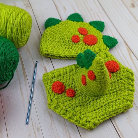 Make your own crocheted dinosaur baby outfit with this pattern from Storybook Crochet! Crochet A Dinosaur, Baby Dinosaur Costume, Baby Crochet Hat Pattern, Crocheted Dinosaur, Crochet Dinosaur Hat, Dino Hat, Dinosaur Crochet Pattern, Baby Crochet Hat, Crochet Baby Costumes