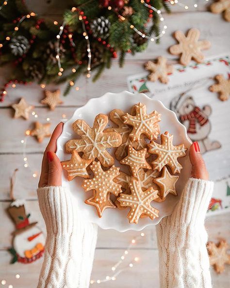 @christmaswho • Instagram photos and videos Sleeps Till Christmas, Christmas Food Photography, Glow Cake, Christmas Shoot, Christmas Decorations Bedroom, Christmas Mood, Christmas Kitchen, Winter Aesthetic, Christmas Gingerbread