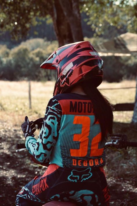 Motocross Girls Outfits, Bike Riding Outfits, Motorcross Girl, Dirt Bike Riding Gear, Female Race Car Driver, Motocross Girls, Fox Racing Clothing, Dirt Bike Gear, Bike Outfits