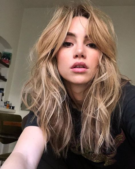 Rockstar Gf Hair, Rockstar Girlfriend Hair, Rockstar Haircut, Karen Sirko, Messy Blonde Hair, Rockstar Gf, Daisy Jones, Suki Waterhouse, Autumn 2023