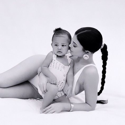 Kylie Jenner Family Photoshoot, Mom And Daughter Photoshoot, Mommy Son Pictures, Mommy Daughter Photography, Mommy Daughter Photoshoot, Mother Son Photos, Kylie Jenner Fotos, Mommy Daughter Pictures, Human Hair Ponytail Extensions