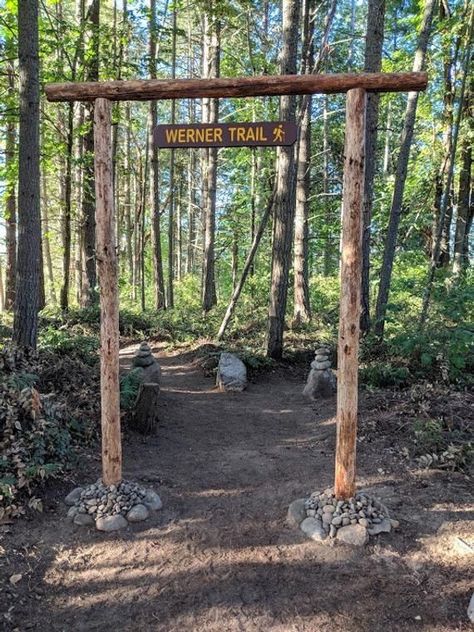 Trail Ideas Backyard, Trail Decorating Ideas, Trail Signs Diy, Nature Trail Ideas, Tree Stump Ideas Outdoor, Nature Trail Signs, Campground Signs, Outdoor Classroom Design, Wooded Backyard Landscape