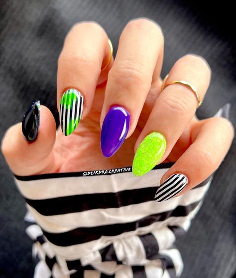 Nail Liner Art, Halloween Nails Purple Green Orange, Halloween Nails Acrylic Short Round, Gel Nail Designs October, Neon Halloween Nails Short, Simple Bettle Juice Nails, Bettel Juice Nail, Drop Nails Art, Nails 2023 Trends Halloween