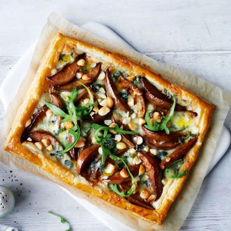 This quick and easy tart recipe is made with Dolcelatte cheese and chopped macadamia nuts. Vegetarian Tart, Veggie Tart, Easy Tart Recipes, Caramelised Onion Tart, Onion Tart, Vegetable Quinoa, Puff Pastry Tart, Salad Mixed Greens, Savory Tart