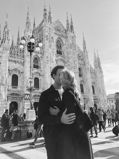 Milano Couple Photos, Milan Engagement Photos, Milan Couple Photos, Couple In Italy Aesthetic, Milano Photo Ideas, Milan Photo Ideas, Milan Photoshoot, Milan Photos, Milan Winter