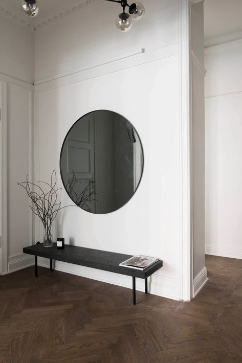 Minimal Entryway, Interior Entrance, Design Interior Modern, Vstupná Hala, Ruang Tv, Coco Lapine Design, Minimal Interior, Hallway Inspiration, Interior Minimalista