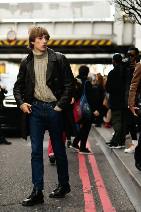 Men Street Styles, Tik Tok Videos Funny, Black Overcoat, London Fashion Week Mens, London Fashion Week Street Style, Tik Tok Videos, Indigo Jeans, Hipster Man, Straight Cut Jeans