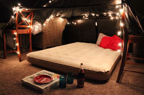 Friday We're In Love: Romantic Fort Date Night Indoor Forts, At Home Dates, Dream Dates, Romantic Date Night Ideas, At Home Date, Blanket Fort, Romantic Surprise, Cute Date Ideas, Dream Date