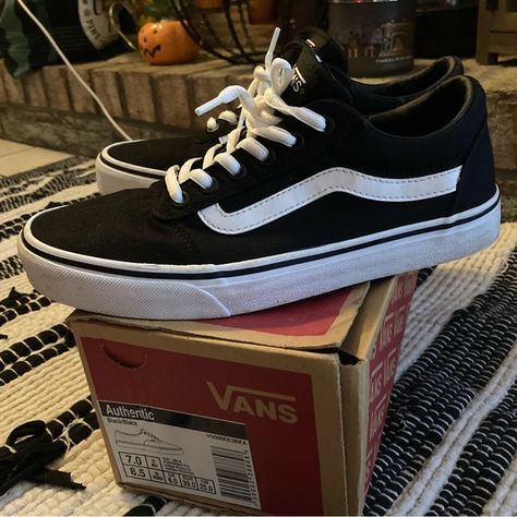 🔥 Vans ward shoes 🔥 Skater Vans, Skater Style, Vans Authentic, Vans Shoes, Vans Sneaker, Like New, Women Shoes, Sneakers