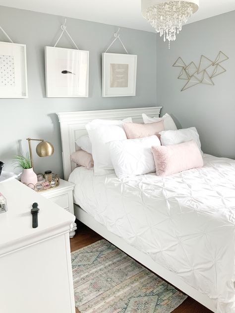 Clean Aesthetic Bedroom Cozy, Bedroom Girly Ideas For Women, Trendy Bedroom Ideas 2023, Ideas Decoracion Habitacion Mujer, Young Woman Bedroom Ideas, Young Woman Bedroom, Bedroom Tips, Pinterest Room Decor, Girly Room