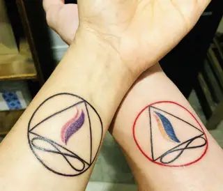 22 Twin Flame Tattoos That Are Simply Stunning - Tattoo Twist Flame Twin Tattoo, Twin Soul Tattoo, Twin Flames Tattoo Ideas, Twin Flame Symbol Tattoo, Twin Flames Symbol, Twin Flame Tattoo Ideas Best Friends, Twin Flame Art Tattoo, Twin Flame Art Couple, Twin Flame Tattoo Couple