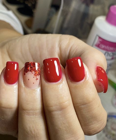 One Color Acrylic Nails Square, Christmas Nails Short Red, Gold And Black Christmas, Black Christmas Nails, Christmas Nails Short, Short Red Nails, Christmas Nail Ideas, Fiesta Tropical, Fancy Nancy