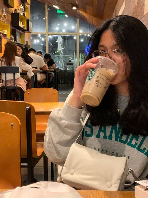 Starbucks Selfie Ideas, Starbuck Photography Ideas, Starbucks Pose Ideas, Starbucks Poses Photo Ideas, Drinking Starbucks Pose, Starbucks Pics Aesthetic, Starbucks Poses Instagram, Aesthetic Starbucks Pictures, Cafe Asthetic Picture